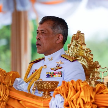 Король Таиланда присвоил любовнице статус супруги-консорта &- что это означает?