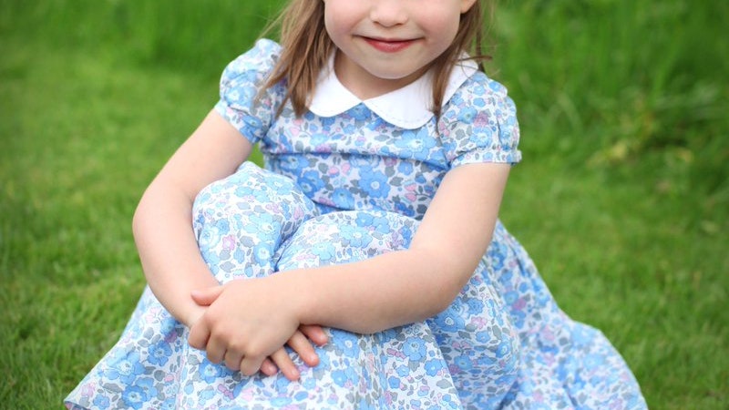 Принцесса Шарлотта фото в честь четвертого дня рождения
