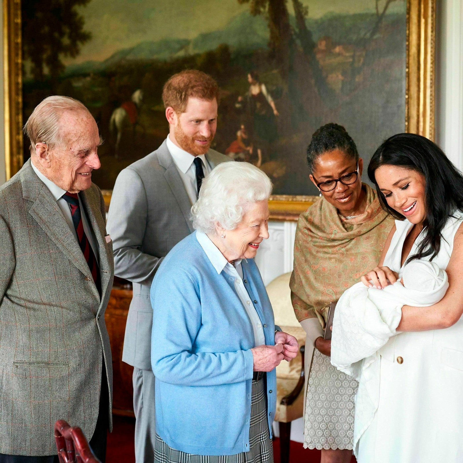 Принц Филипп королева Елизавета II принц Гарри Дория Рагланд и Меган Маркл