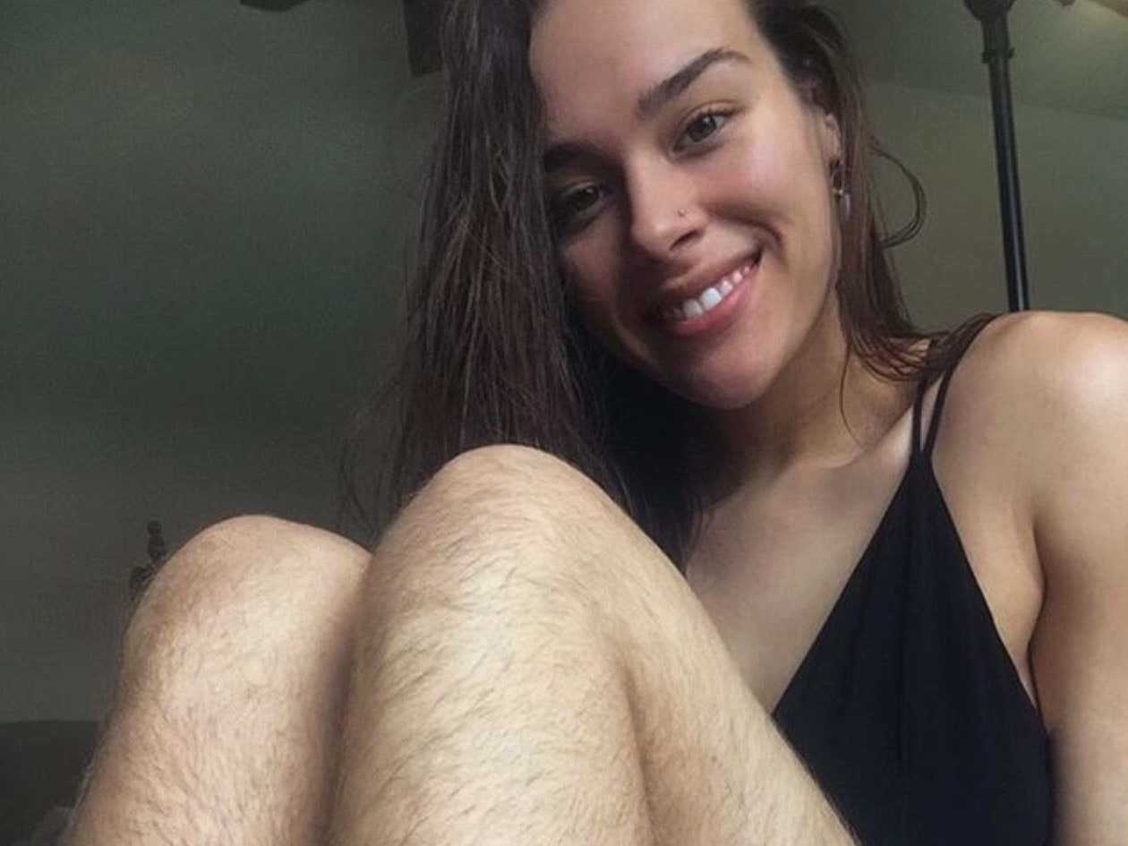 Усы и небритые ноги девушки на фото стали предметом дискуссии в сети