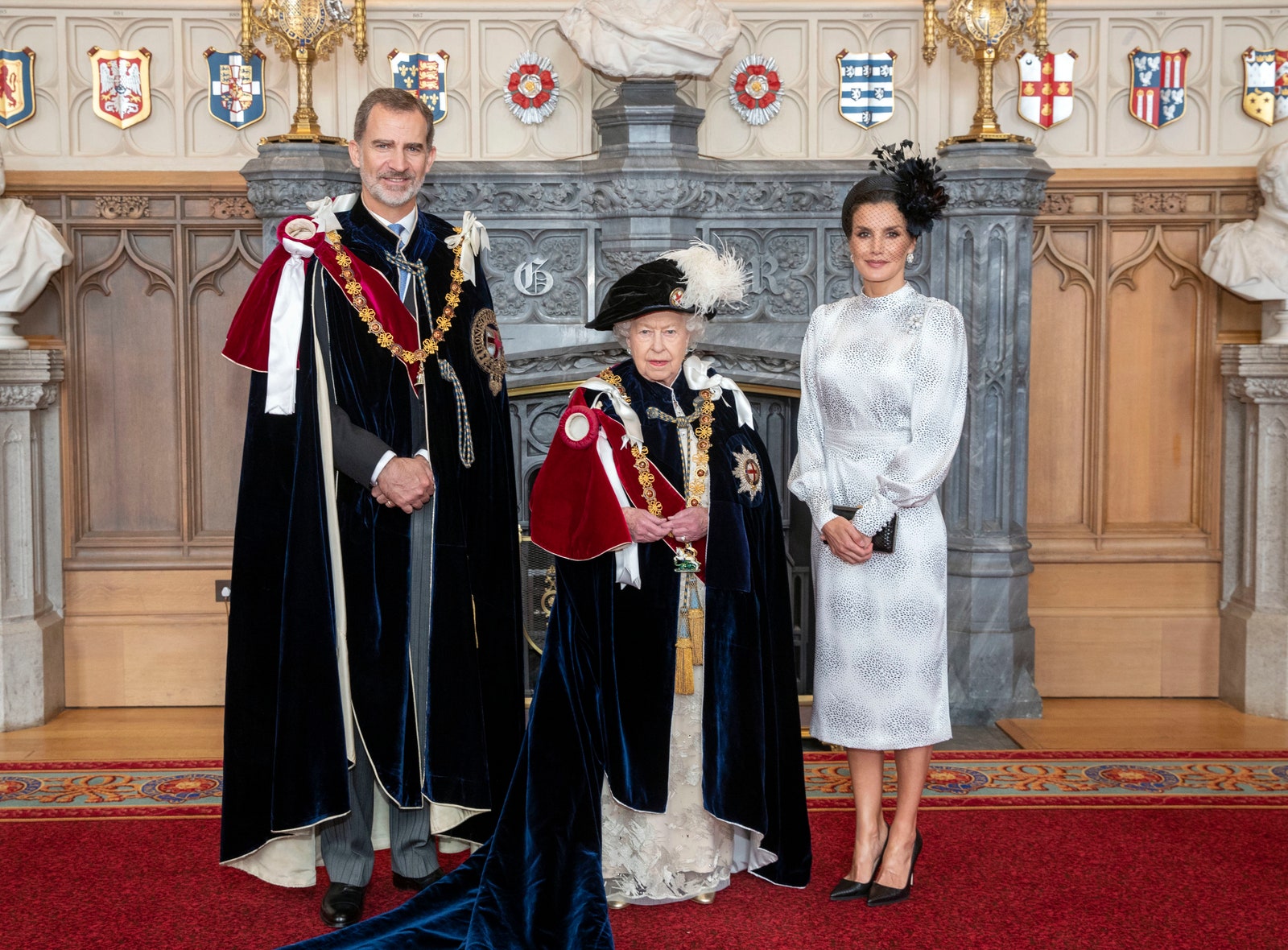 Король Филипп королева Елизавета II и королева Летисия на посвящении в рыцари ордена Подвязки в Виндзоре