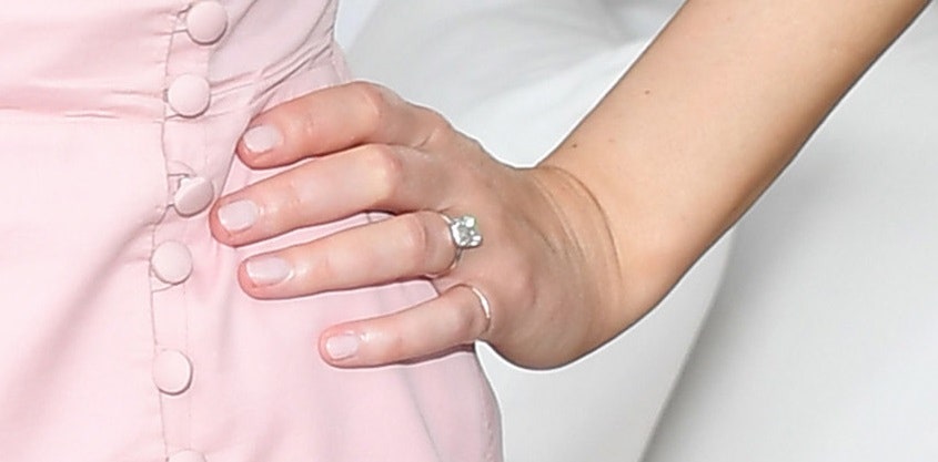 Дженнифер Лоуренс показала обручальное кольцо за 100 тысяч долларов