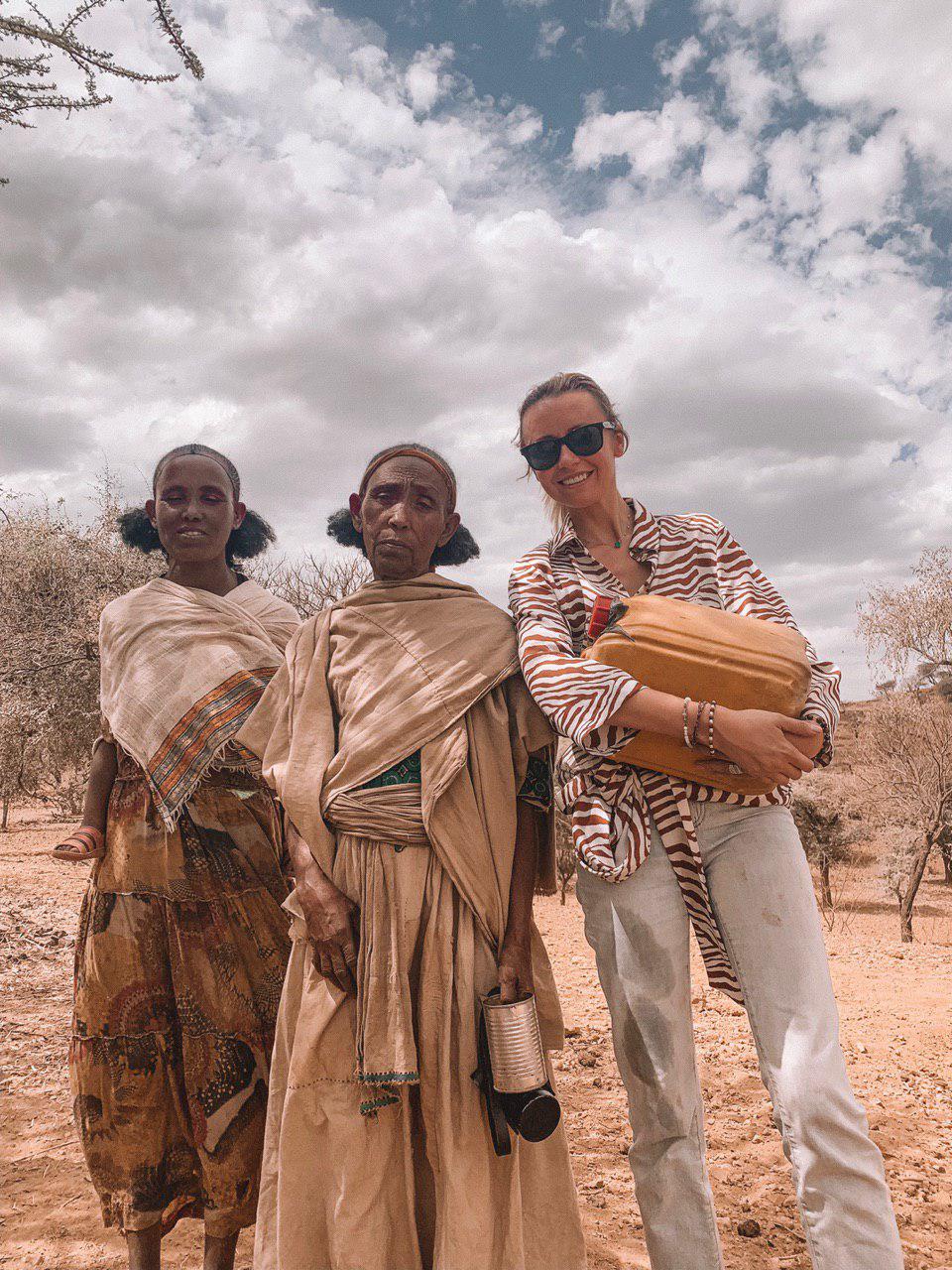 Наталья Османн с жителями Эфиопии