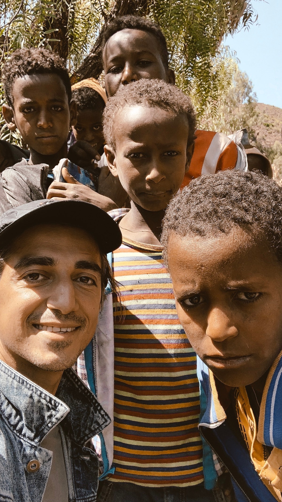 Мурад Османн с эфиопскими детьми