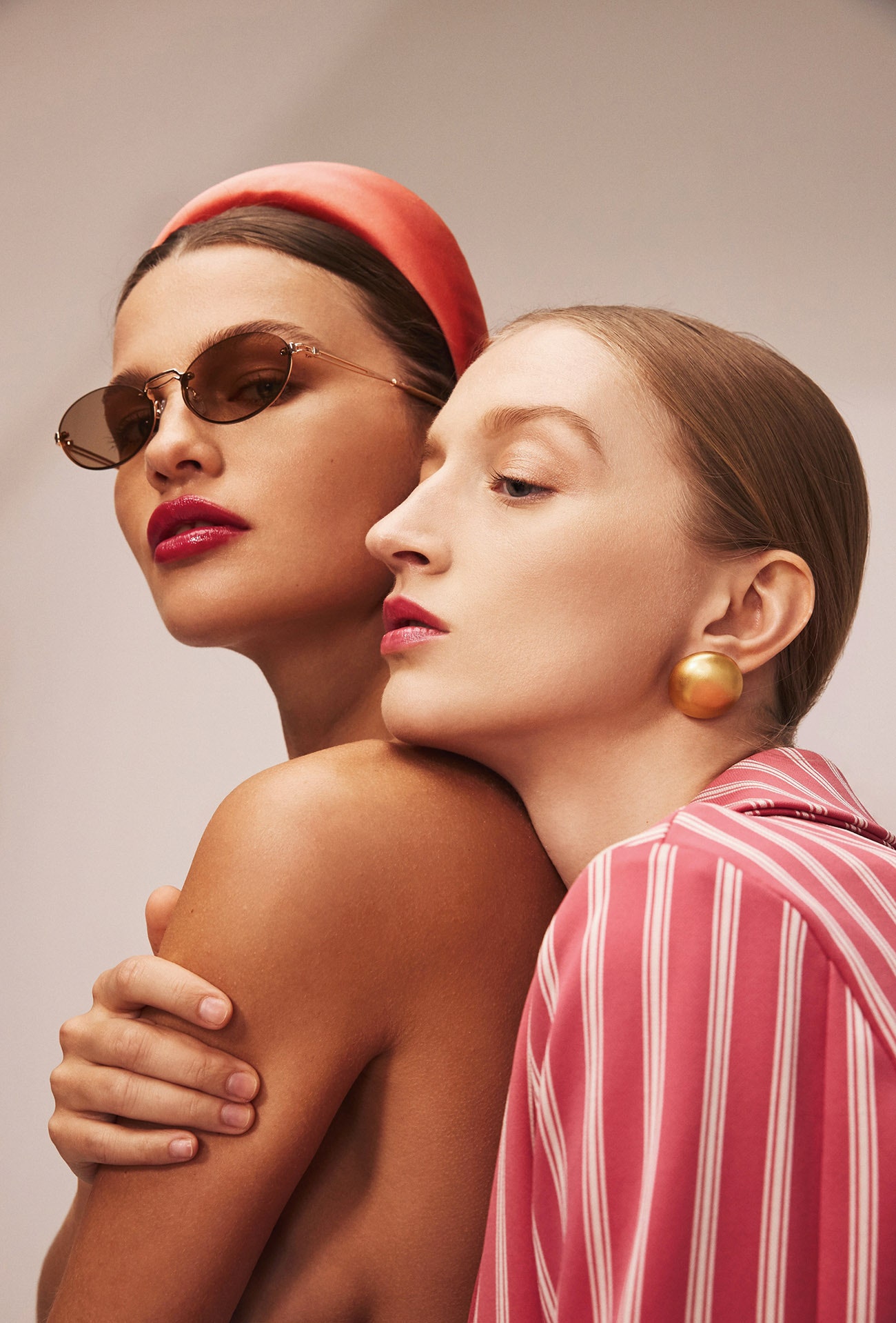 На Ольге ободок Prada солнцезащитные очки Max Mara. На Волге жакет Max amp Co. серьги Vintage Voyage.