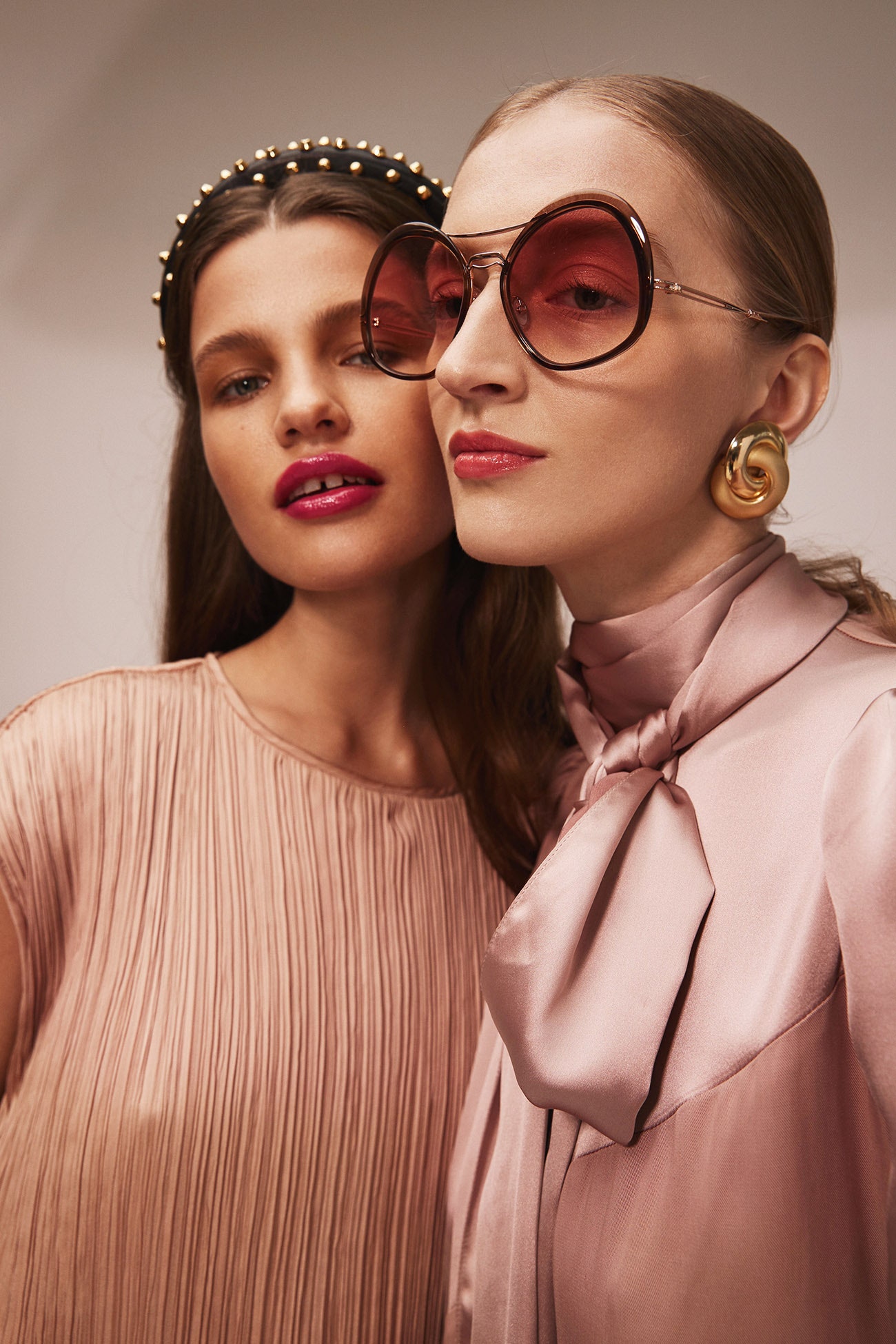 На Ольге топ Max Mara ободок Prada. На Волге платье Daniil Antsiferov серьги Vintage Voyage солнцезащитные очки Max Mara.