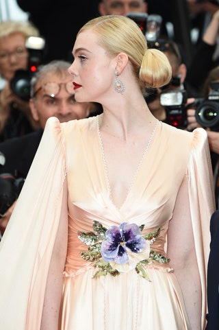 Эль Фаннинг в платье Gucci и украшениях Chopard.