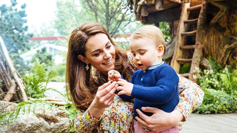 Кенсингтонский дворец показал новые фотографии принца Уильяма и Кейт Миддлтон с детьми