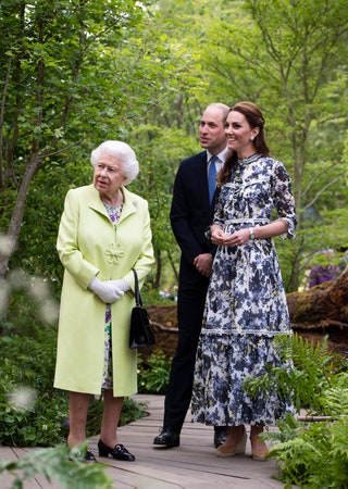 Королева Елизавета II Кейт Миддлтон и принц Уильям.