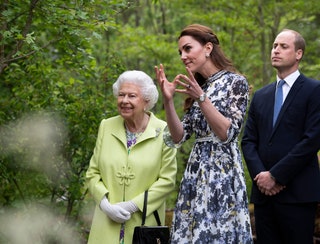 Королева Елизавета II Кейт Миддлтон и принц Уильям.
