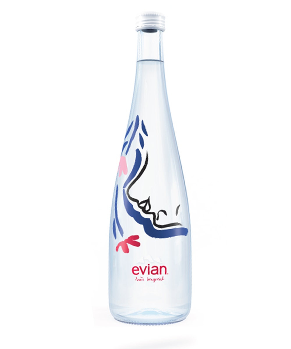 Минеральная негазированная вода в стеклянной бутылке из лимитированной коллекция Evian x Inès Longevial.