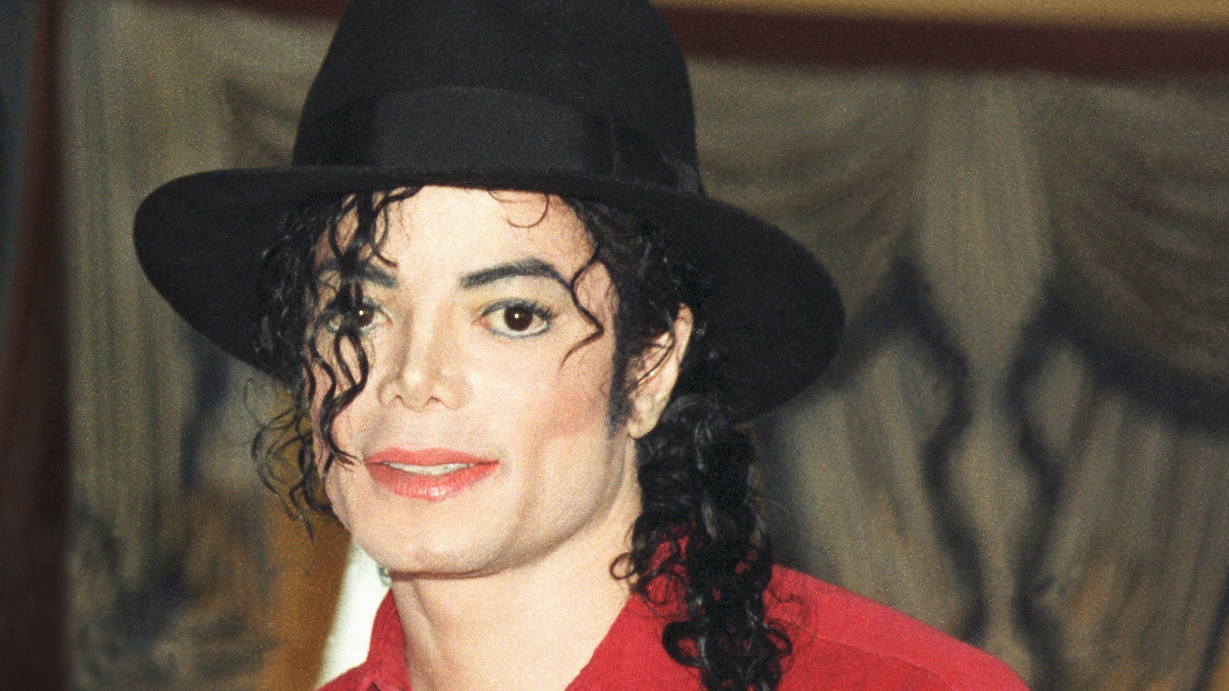Майкла Джексона обвинили в сексуальном насилии подробности