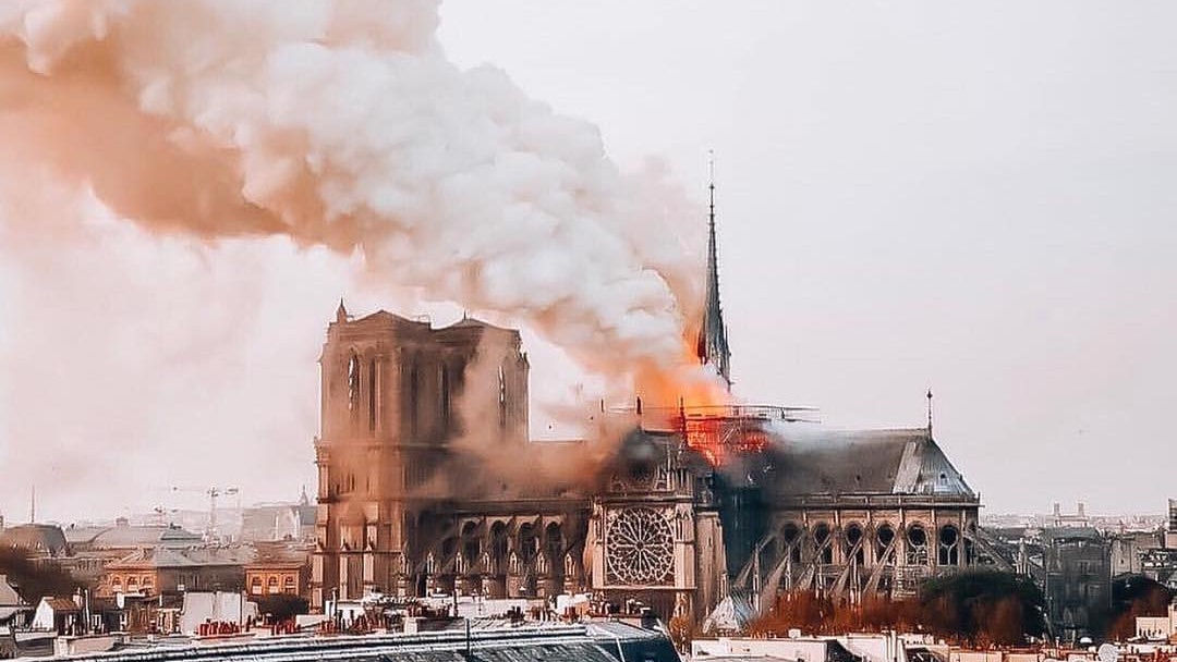 В Париже загорелся собор НотрДамдеПари