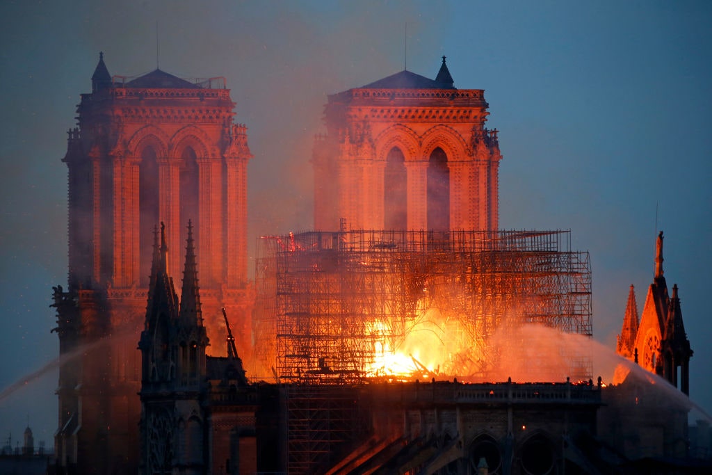 В Париже загорелся собор НотрДамдеПари