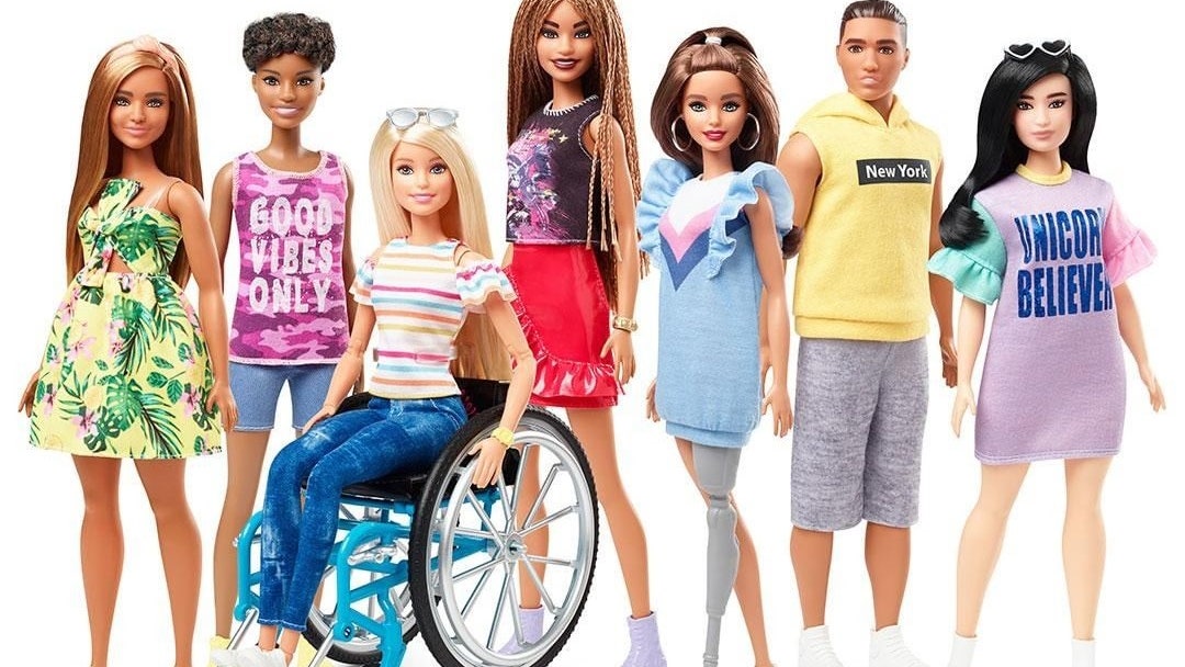 Куклы Барби с протезом ноги и в креслеколяске фото игрушек от Mattel