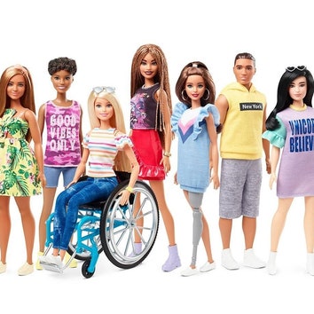 Mattel будет выпускать кукол Барби с протезом и в кресле-коляске