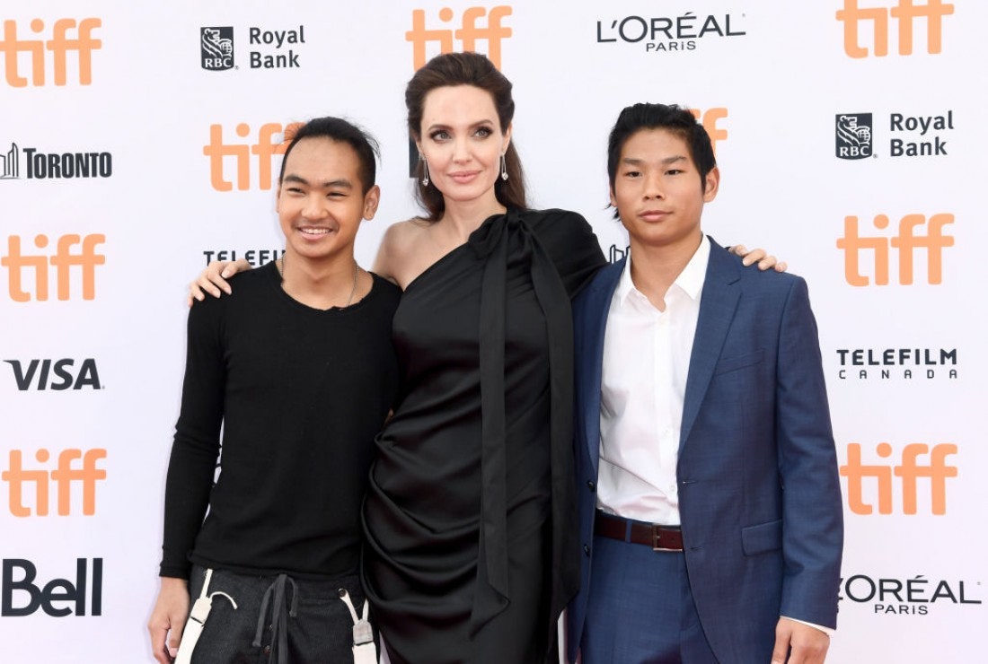 Анджелина Джоли с приемными сыновьями Мэддоксом и Паксом