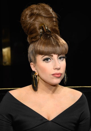 2012 год. Это был год отдыха от блонда — Леди Гага выбрала каштановый оттенок волос.