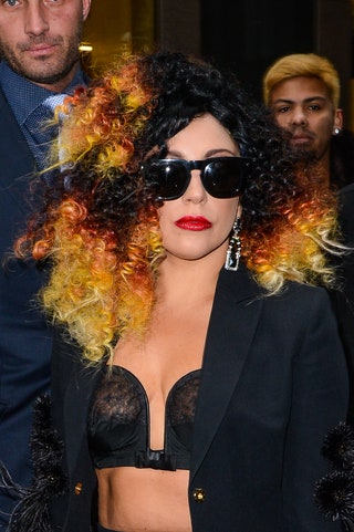 2014 год. Похоже в 2014м Леди Гага поссорилась со своим стилистом потому что ее выходы выглядели весьма сомнительно.