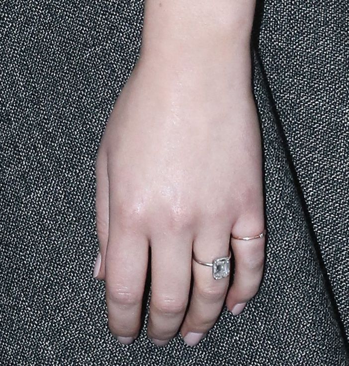Дженнифер Лоуренс впервые показала помолвочное кольцо — фото