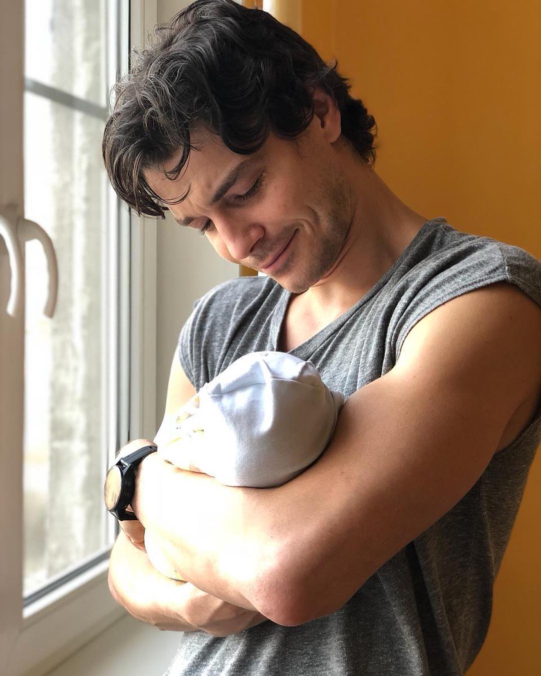 Максим Матвеев с новорожденным сыном