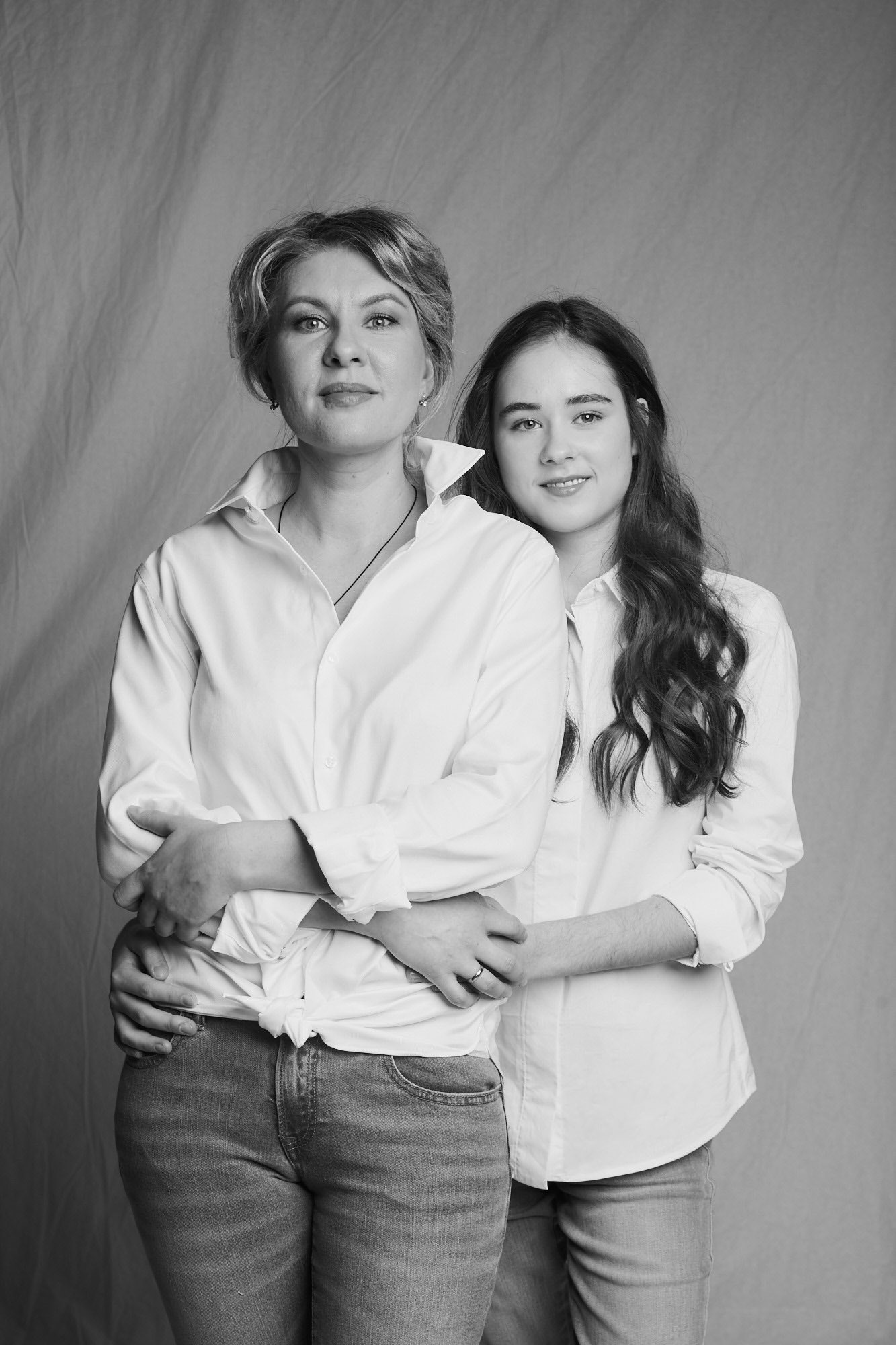 На Насте рубашка Mango джинсы Liu.Jo. На Любови рубашка Tommy Hilfiger джинсы Gap.
