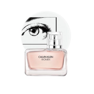 Цветочная древесномускусная парфюмерная ­вода Women 50 мл 6100 руб. Calvin Klein. Флакон — артобъект фото­художницы чьи...