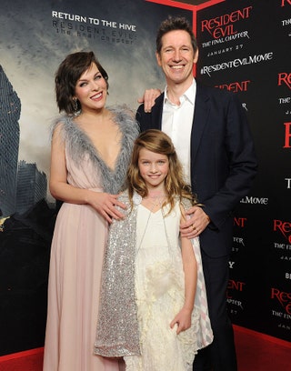Милла Йовович с мужем Полом Андерсоном и дочерью Эвой.
