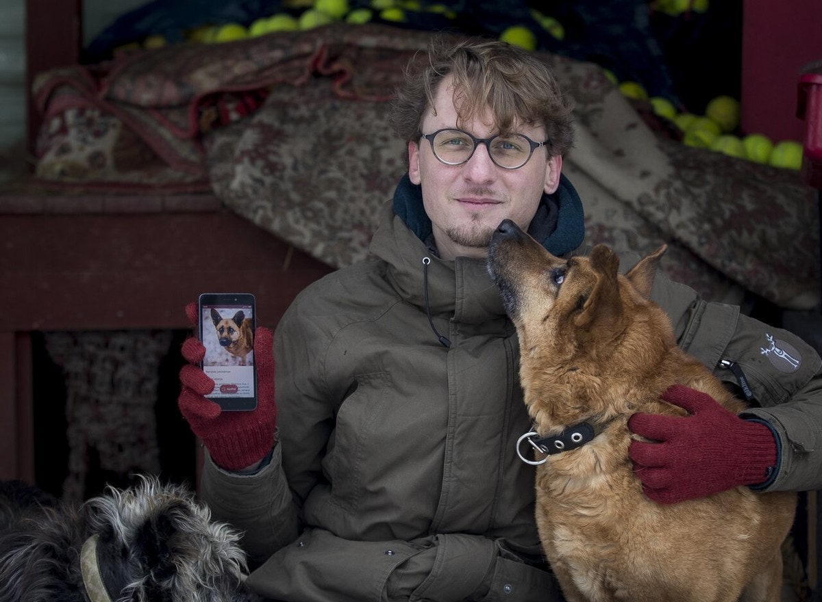 Один из разработчиков GetPet с собакой из приюта