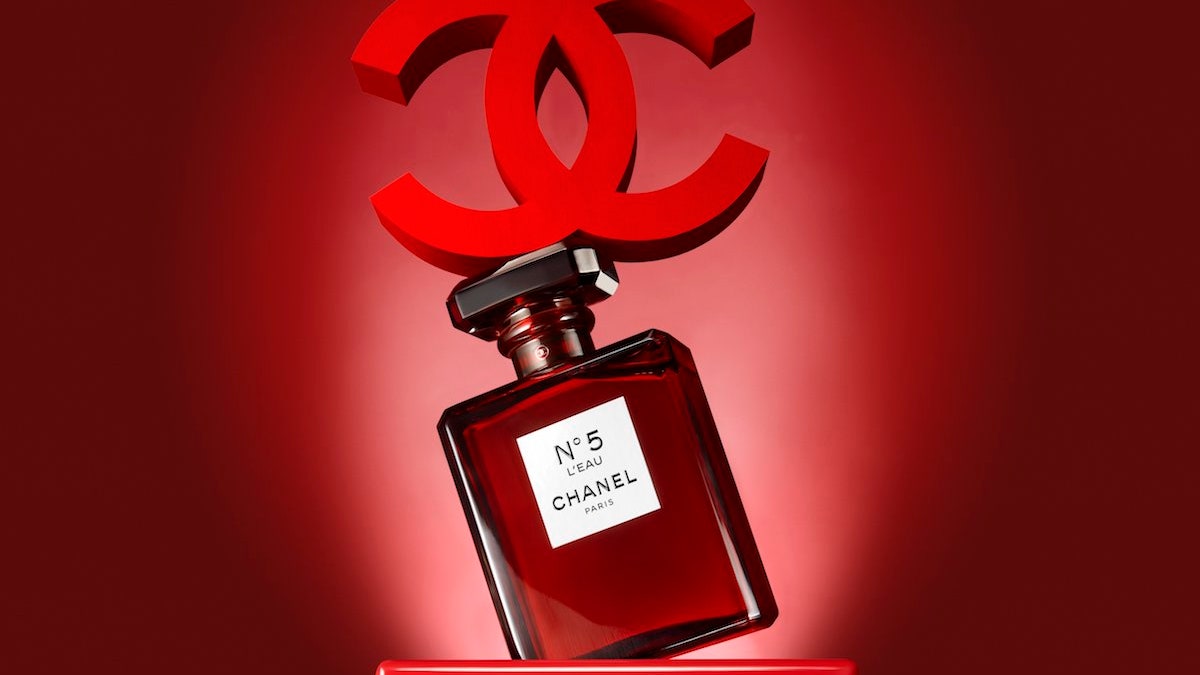 Chanel №5 L'Eau впервые «переодевается» в праздничный красный флакон