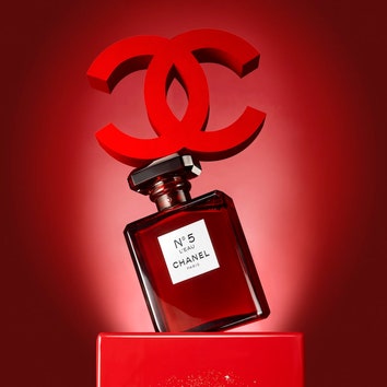 Chanel №5 L'Eau впервые «переодевается» в праздничный красный флакон