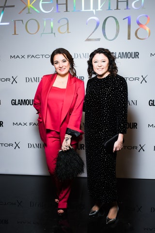 Виктория Бухаркина в костюме Demurya и с сумкой Maisonesve и Марина ЖигаловаОзкан.