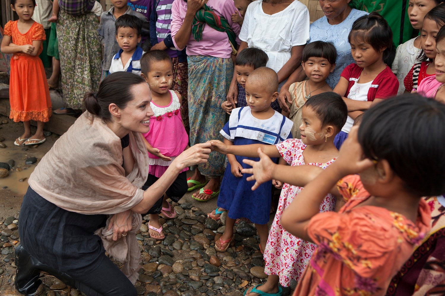 Анджелина Джоли в лагере беженцев в Мьянме