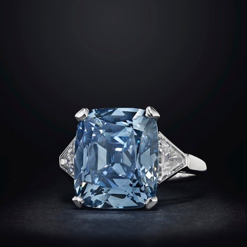 Кольцо Bvlgari с уникальным голубым бриллиантом ушло с аукциона за $18 млн