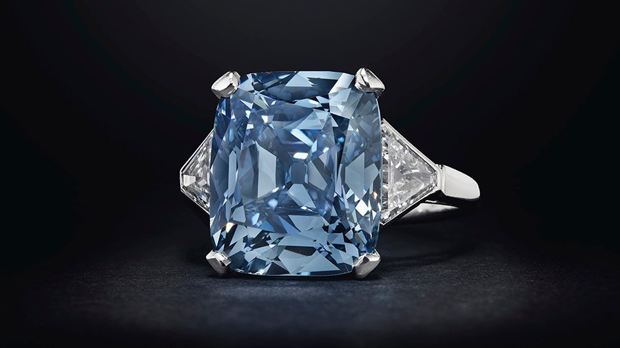 Кольцо Bvlgari с уникальным голубым бриллиантом ушло с аукциона за 18 млн