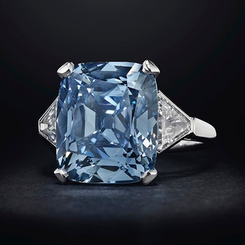 Кольцо Bvlgari с уникальным голубым бриллиантом ушло с аукциона за $18 млн
