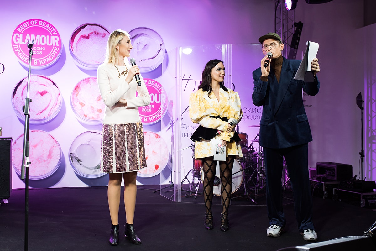 Ольга Серябкина вручает награду Анастасии Зайчик директору по маркетингу Dior в России.