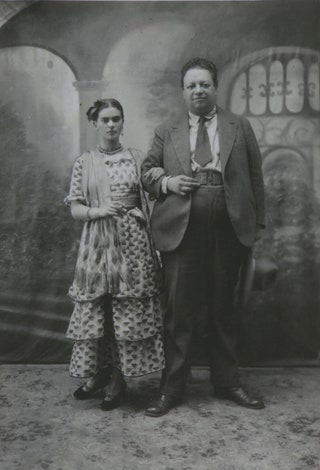 Фрида Кало и Диего Ривера в день своей свадьбы 21 августа 1929 года. Фотограф Виктор Рейес.