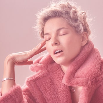 Актриса Наталья Бардо примерила макияж и вещи в розовых тонах