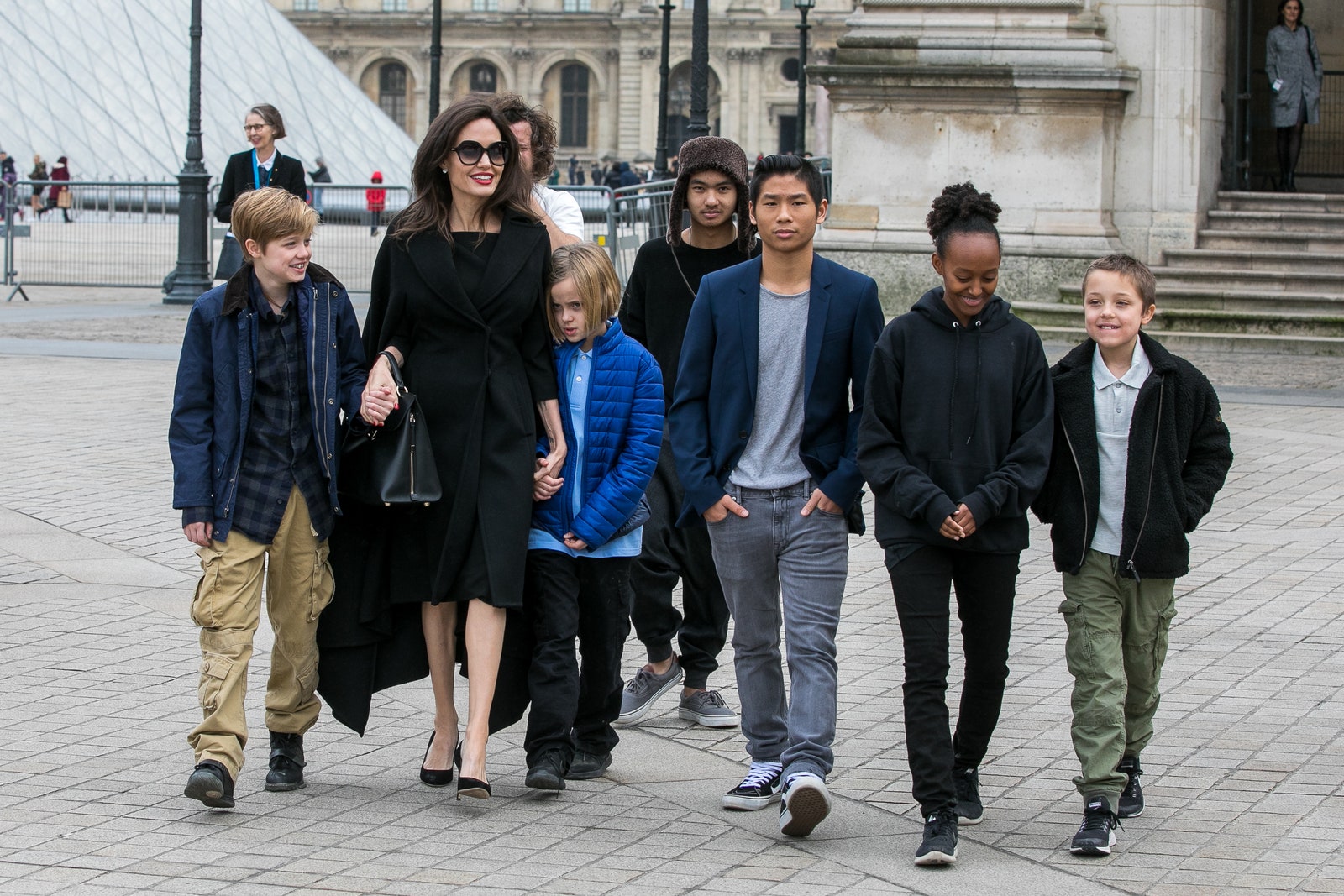 Анджелина Джоли с детьми в Париже