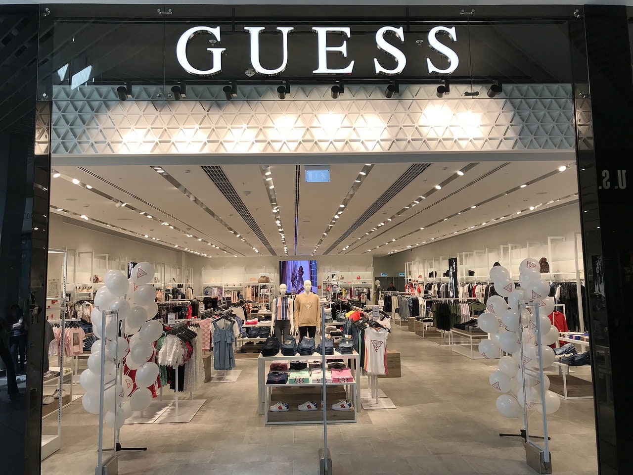 Магазин Guess в Казани фото с открытия в Mega Kazan Mall