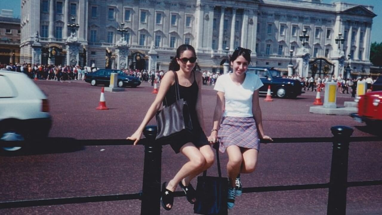 Меган Маркл с подругой на фоне Букингемского дворца