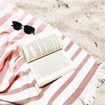 Что почитать в отпуске: 3 книги для отдыха