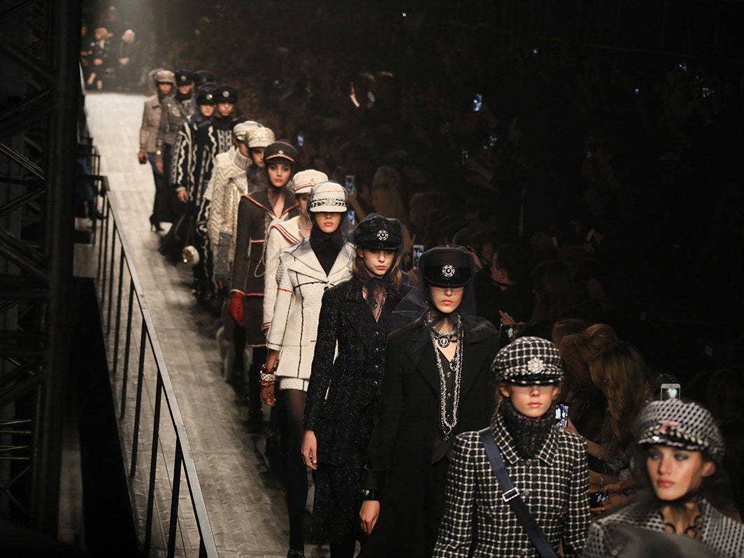 В Москве прошел показ Chanel Métiers d’art Paris-Hamburg