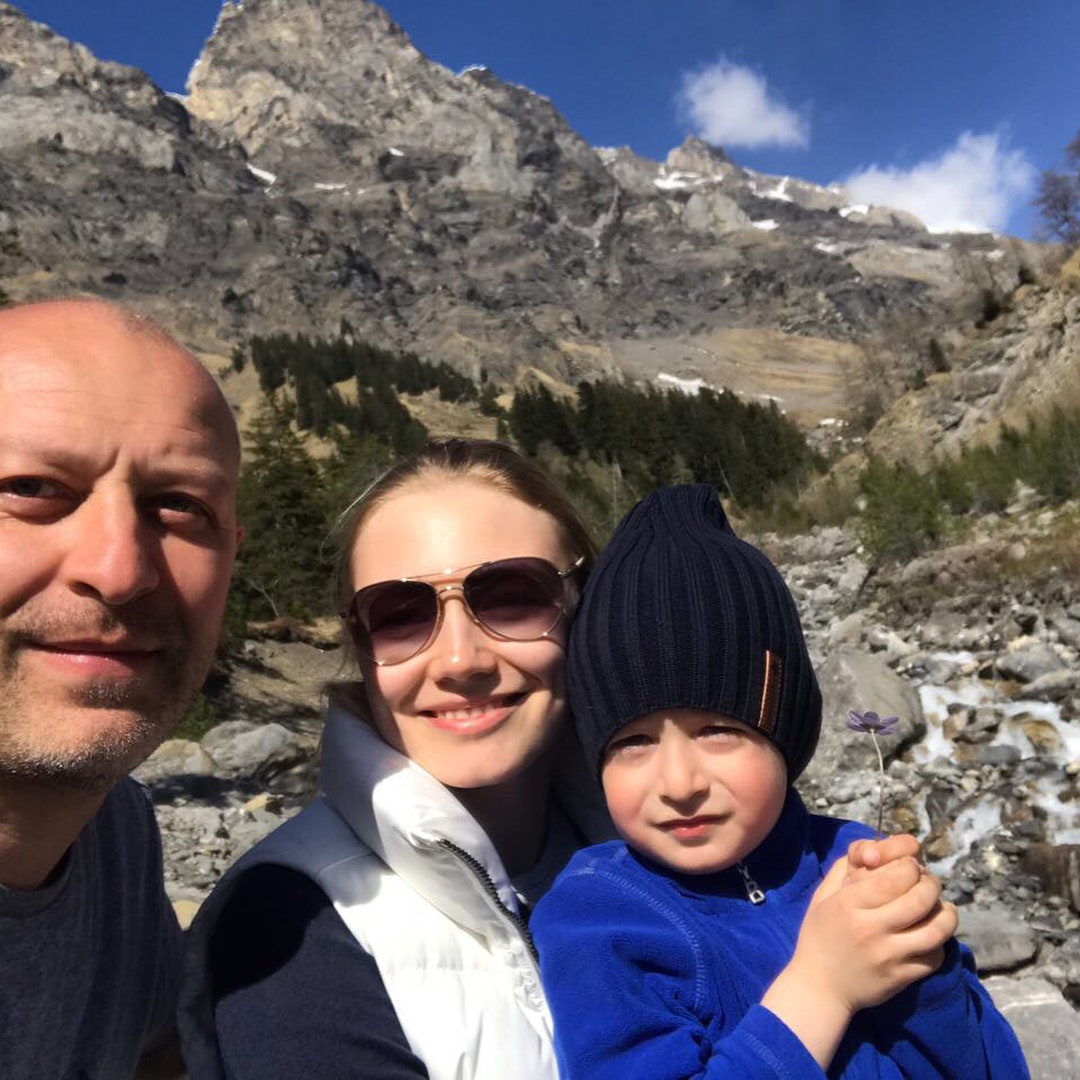 Оксана Акиньшина и Арчил Геловани с сыном Костей в Швейцарии