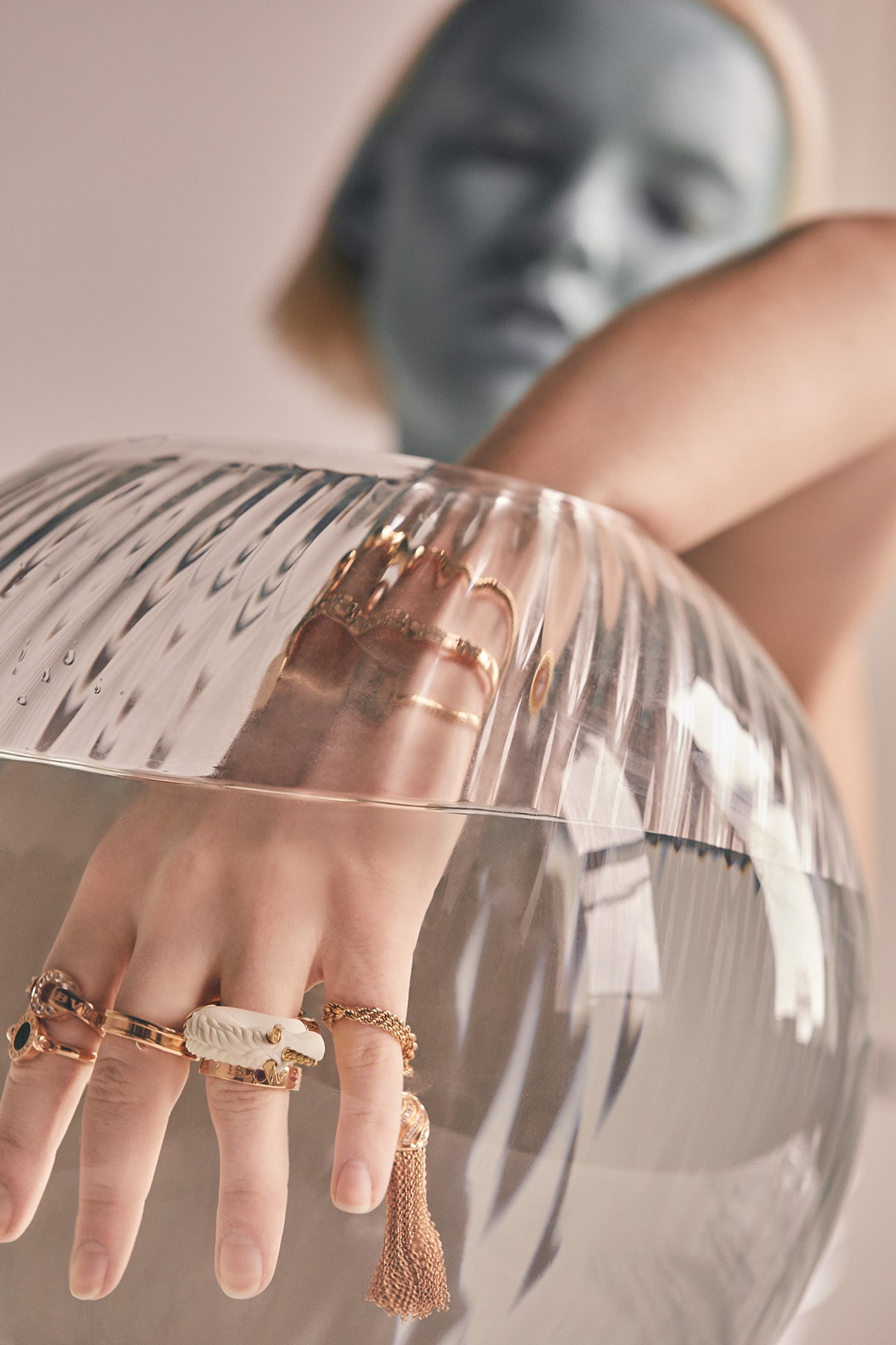 На указательном пальце кольцо Bvlgari Bvlgari розовое золото зеленый жадеит бриллиантовое паве 210 000 руб. кольцо...