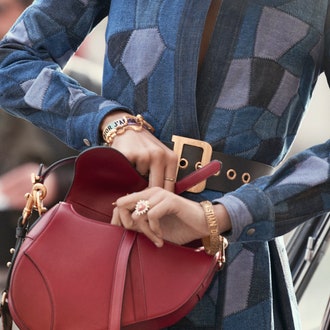Аксессуар дня: новая версия культовой сумки Saddle от Dior