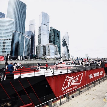 Где посмотреть чемпионат мира по футболу 2018: лодка BUD Boat на Москве-реке