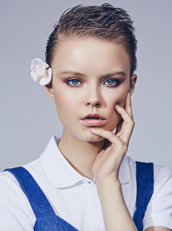 На Софии поло Uniqlo сарафан I AM Studio брошь MIRSTORES