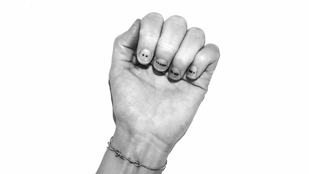 Тренд маникюра 2018 — татуировки на ногтях фото